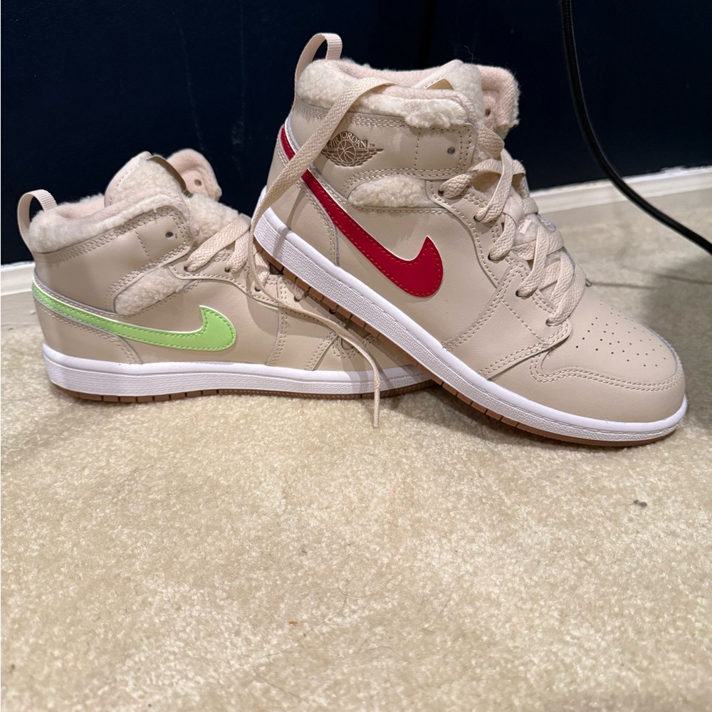 Nike Beige Sherpa High-Tops dunks